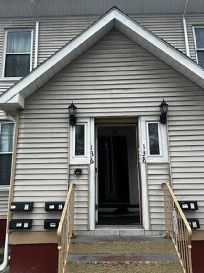 Building Photo - 136 Morton Ave