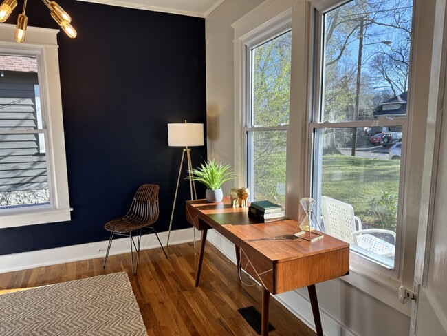 Bright sunny space - 1008 Meridian St