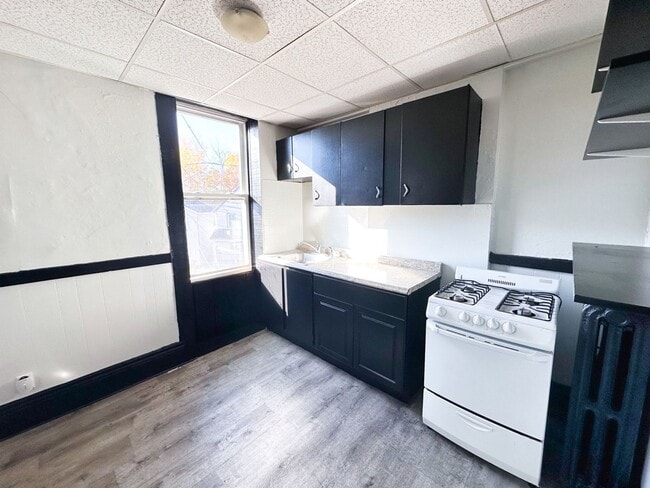 Building Photo - 111-115 Lyell