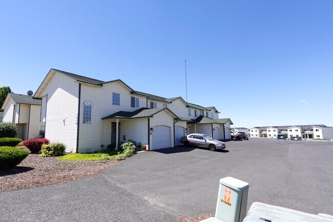 Building Photo - 1310 S Skyline Dr