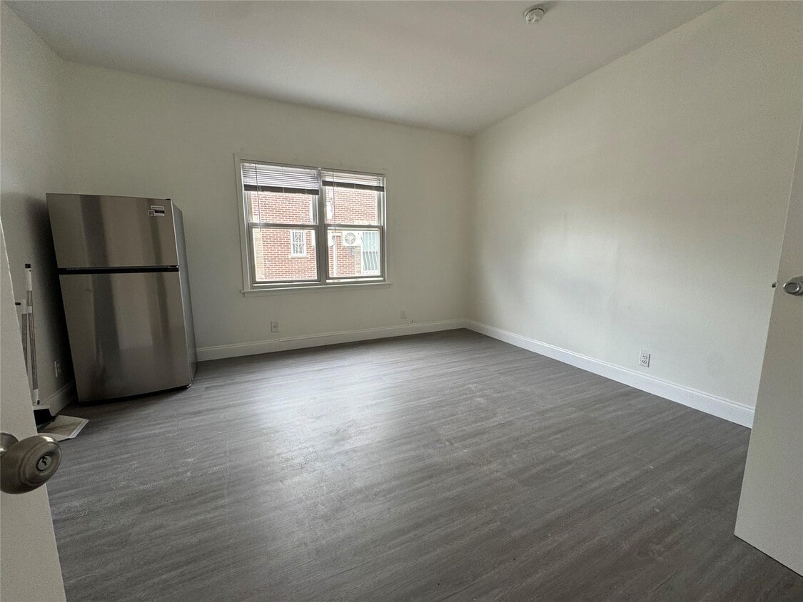 Building Photo - 84-40 60th Dr