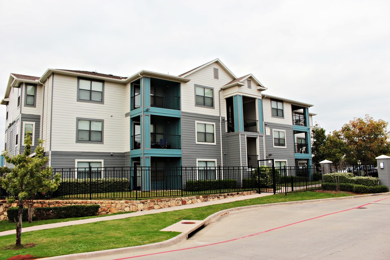 Primary Photo - Gateway at Denton - Student Living