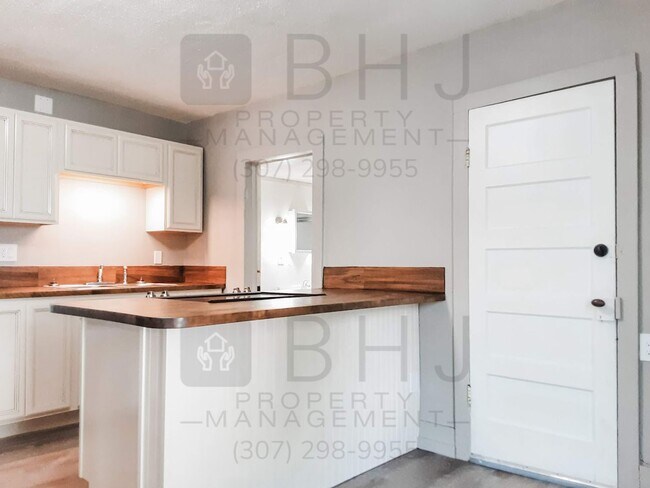 Foto del edificio - PET FRIENDLY 2 BED/ 1 BATH MINUTES FROM DOWNTOWN!