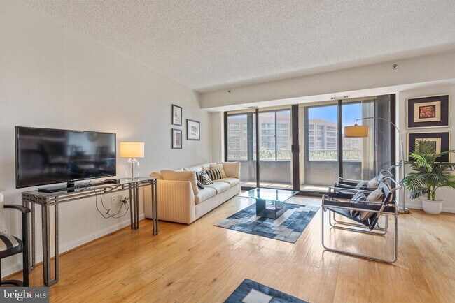 Foto del edificio - 1300 Crystal Dr