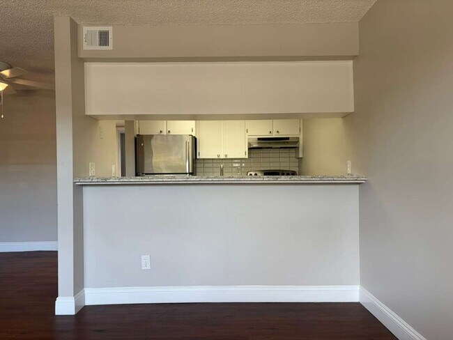 Building Photo - Updated One Bedroom Apartment  Near Downtown Gulfport