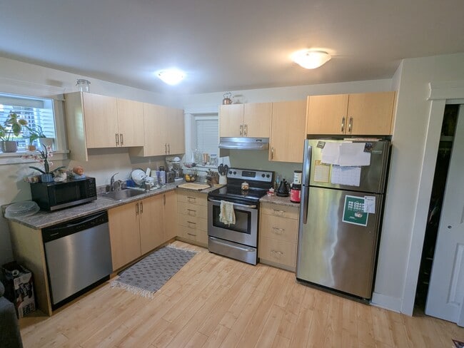 Building Photo - 915-915 Glen Vale Rd