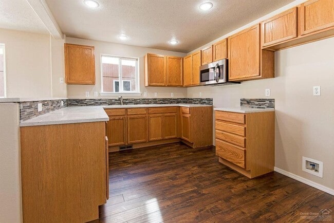 Building Photo - Redmond Townhome