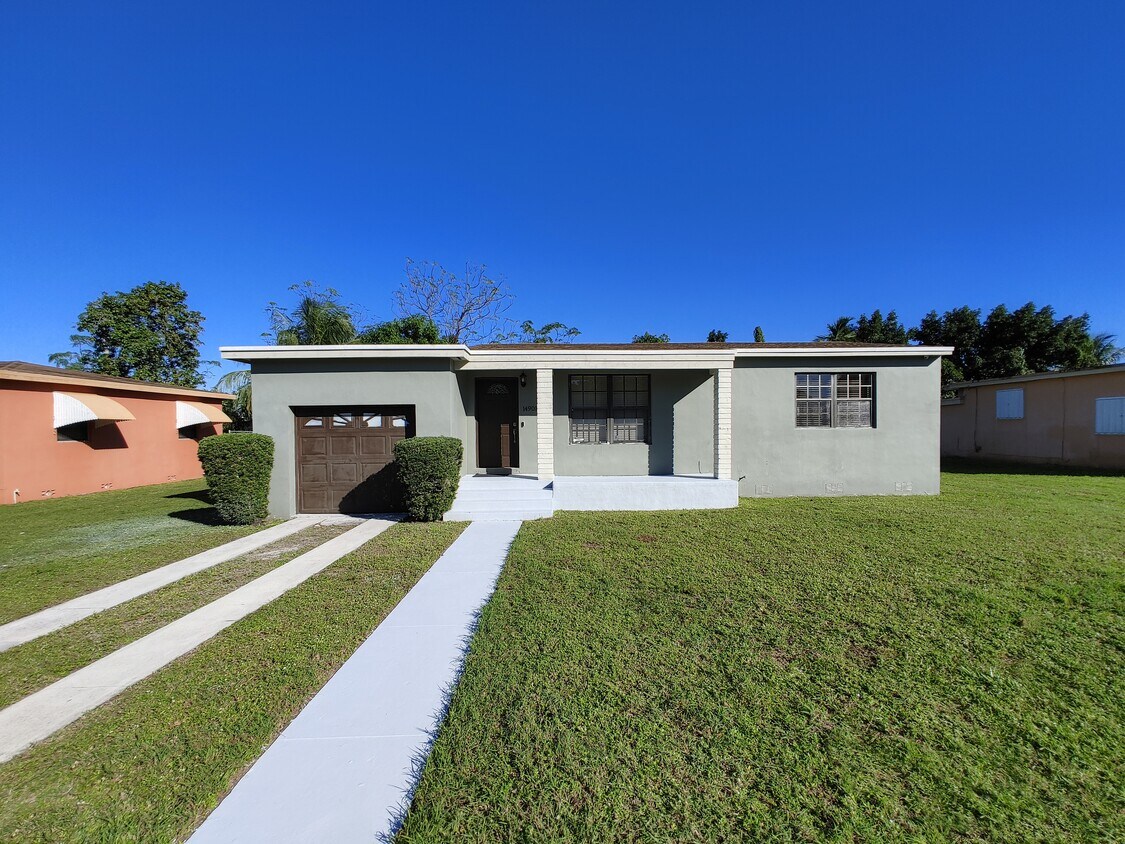 Foto principal - 14901 NW 9th Ct