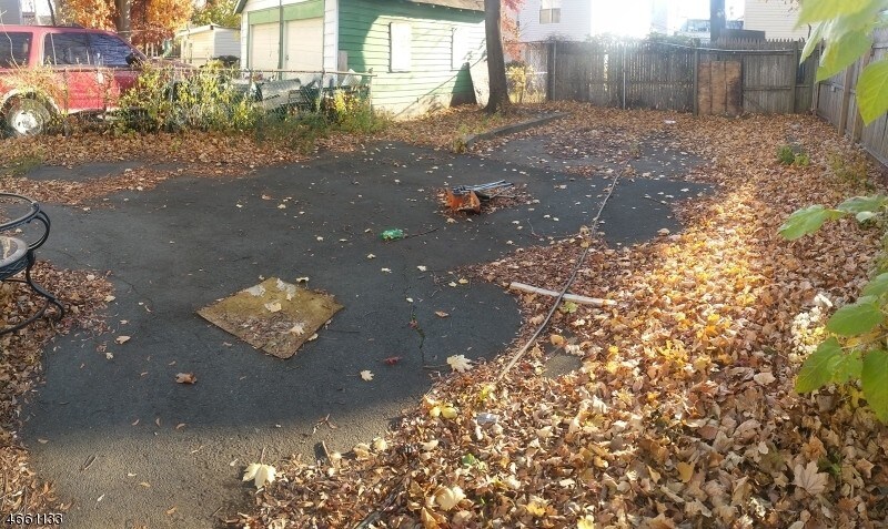 Backyard - 1070-1072 Bond St