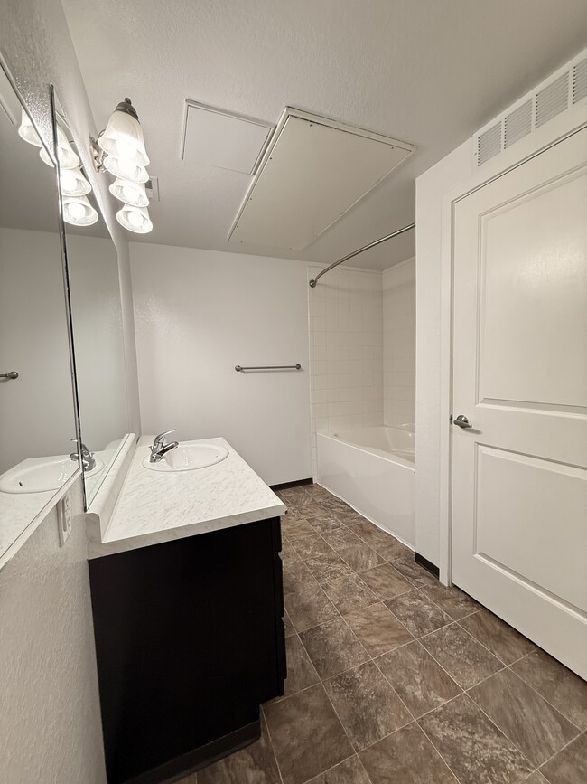 bathroom-park-hill-4000-1x1-B104-Ash-A1-01-28-2026 - Park Hill 4000