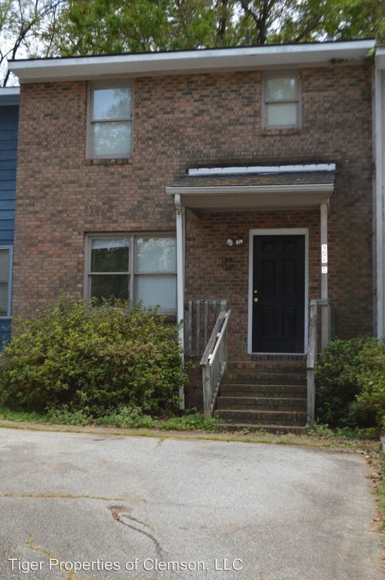 Building Photo - 902 Creekside Dr
