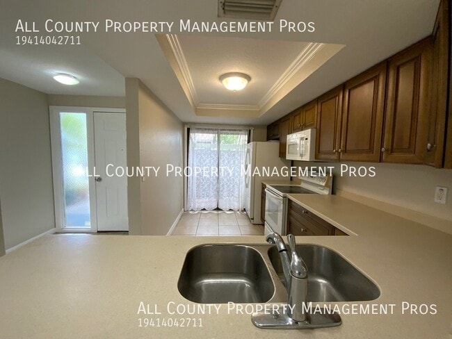 Foto del edificio - 5685 Summer Side Ln