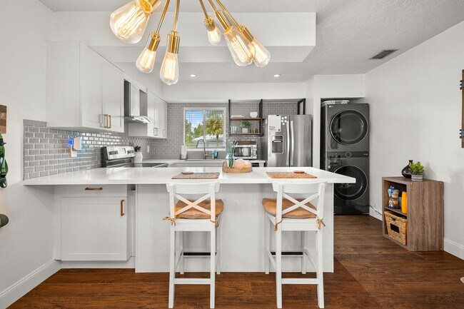 Building Photo - 197 SE Village Dr