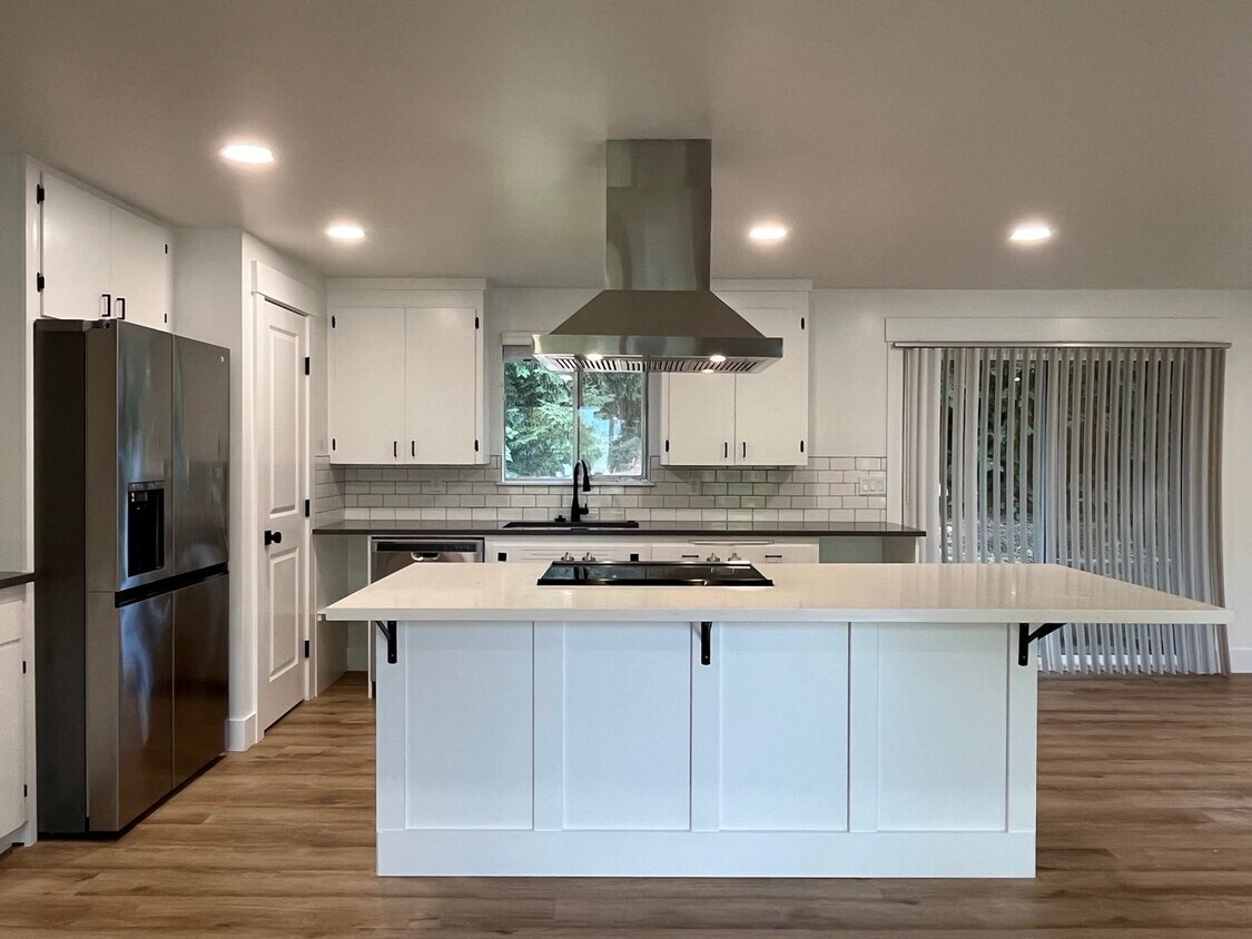 Foto principal - $500 MOVE IN INCENTIVE CONCESSION! Large s...