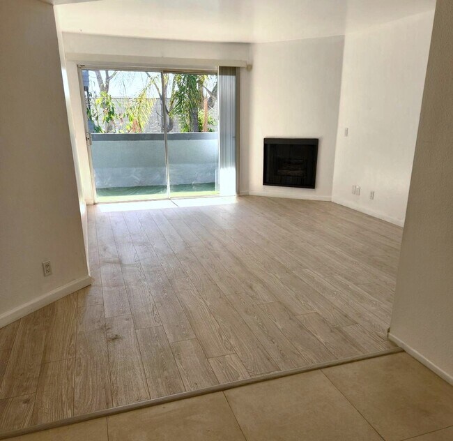 Amplia sala de estar con balcón privado. - 7640 Oso Ave