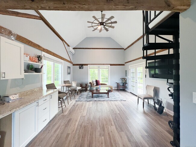 Foto del edificio - 374.5 Grassy Hill Rd