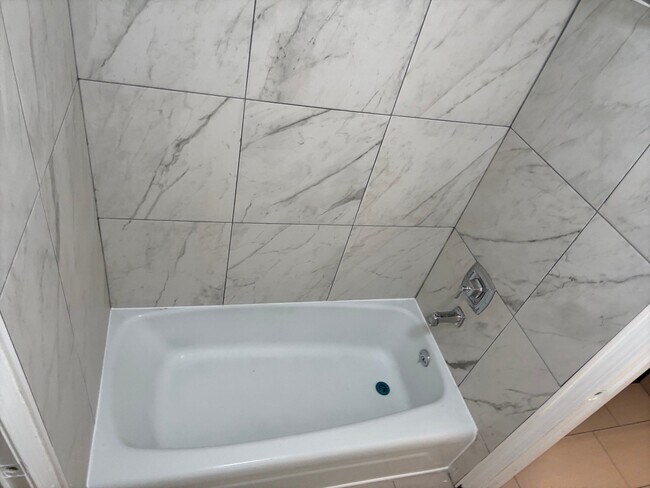 Foto del edificio - 824 Linbard Ln
