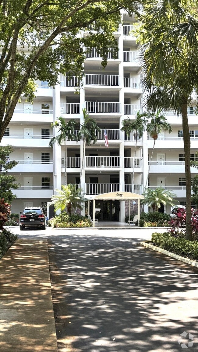 Building Photo - 605 Oaks Dr