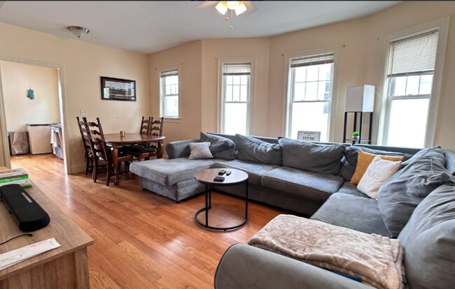 Foto del edificio - Nice 5-bedroom, 2-bathroom apartment on a beautiful residential street in Brighton, available for...
