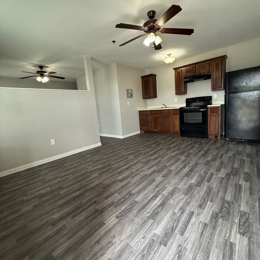 Primary Photo - $500 Off 1st Full Month!* All Utilities In...