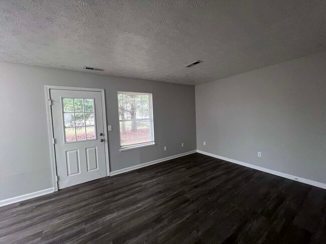 Building Photo - 41 Pine Dr