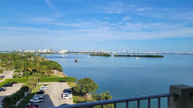 Foto del edificio - 880 NE 69th St