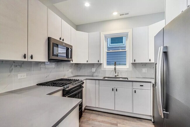 Building Photo - 2831 N Avers Ave