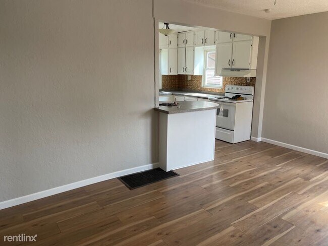 Building Photo - 4 br, 1 bath House - 1709 E 4th St