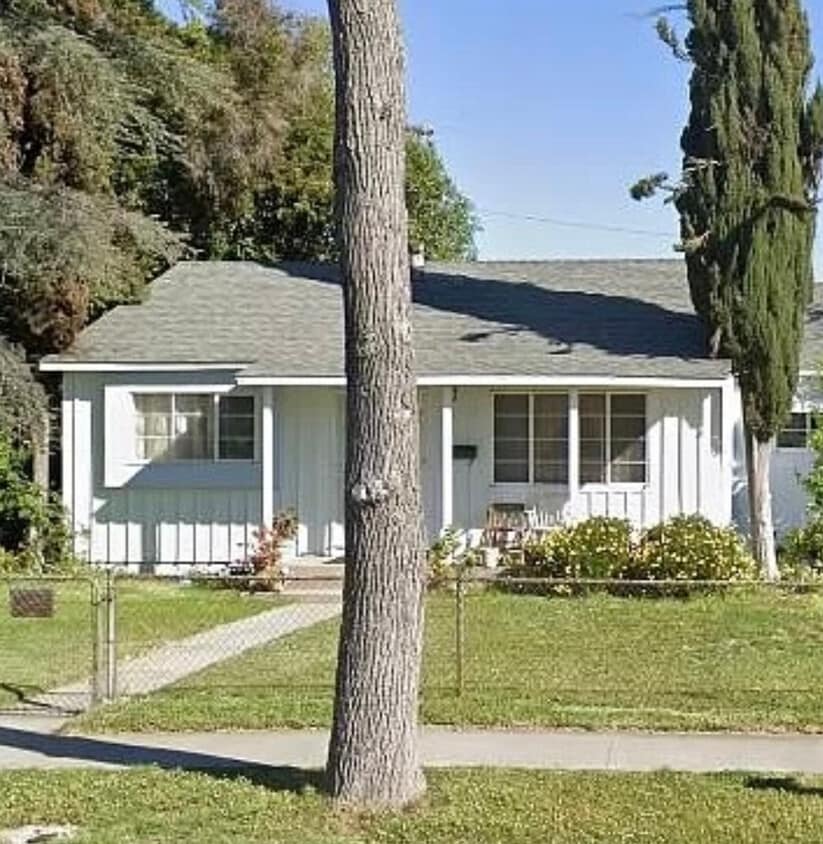 The front landscape has been conveniently converted to a pebbled for low maintenance. - 14547 Hallwood Dr
