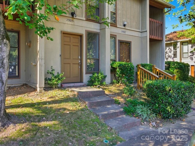 Foto del edificio - 7925 Charter Oak Ln