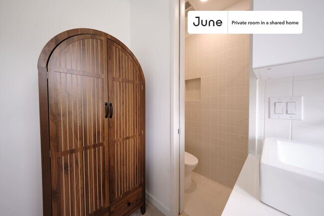 Foto del edificio - Private bedroom in 4 bed/4 bath Home