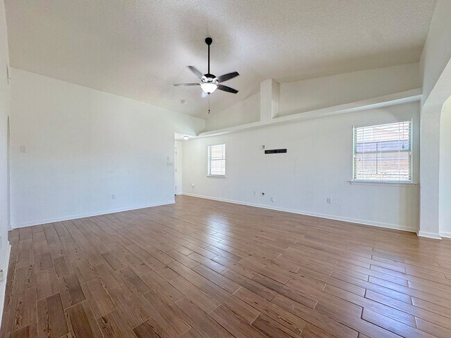 Foto del edificio - East El Paso 3bed/2bath Refrig A/C & Synthetic Lawn!