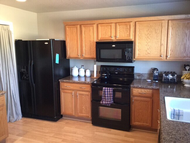 Building Photo - Beautiful 3 Bedroom 3 Bath Home in the War...