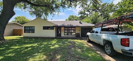 Building Photo - 3913 SW Dixie Ct