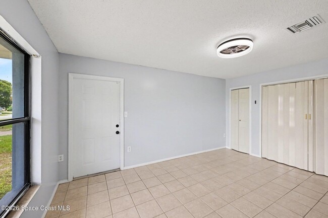 Building Photo - 2292 Lakeview Dr