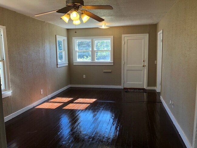 Foto del edificio - Nice 2 bedroom/1.5 bathroom house with fully fenced yard!