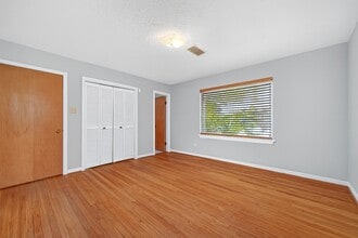 Building Photo - 10005 Hazelhurst Dr