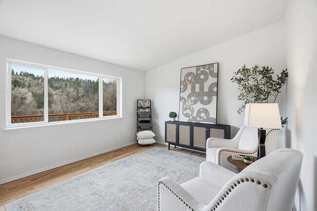 Building Photo - Spacious 4-Bed / 3-Bath South Hill Home — Views, Central A/C, Attached Garage