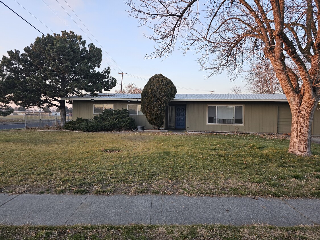 9001 Bong Loop, Moses Lake, WA 98837 Townhome Rentals in Moses Lake