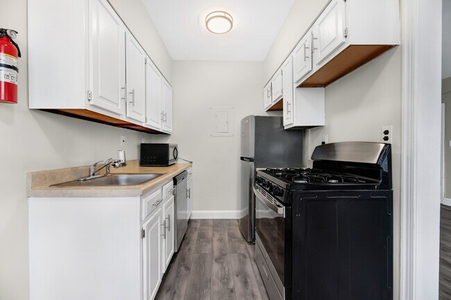 Foto del edificio - 4491 MacArthur Blvd NW