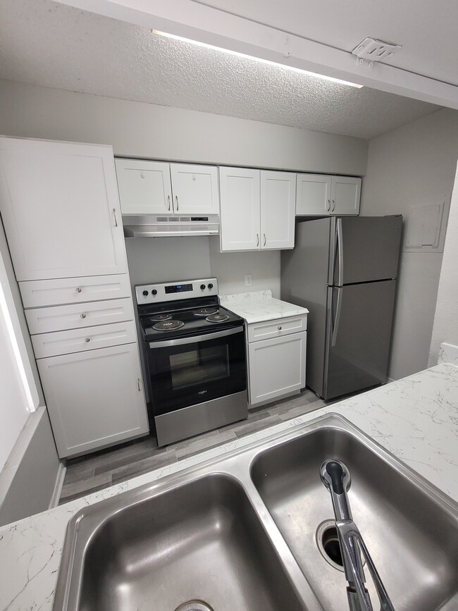 B2 Upgraded Kitchen - Bedford Oaks