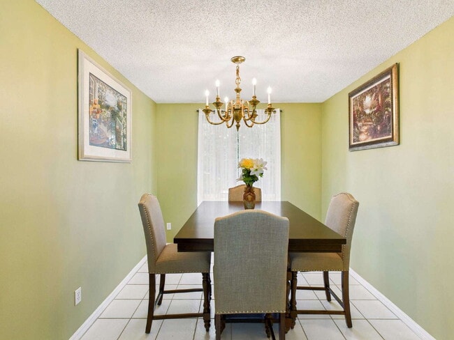 Foto del edificio - Furnished 2BR/2BA Lakefront Condo – 12-Mon...