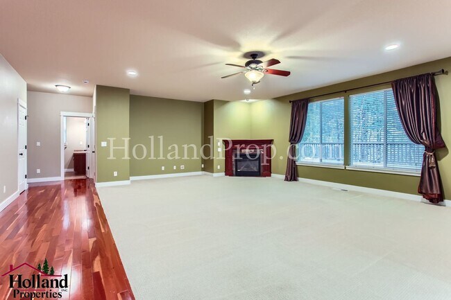Foto del edificio - *** SPECIAL DISCOUNT of $200 on your first full month's rent ***Spacious 6-Bedroom Home with Luxu...