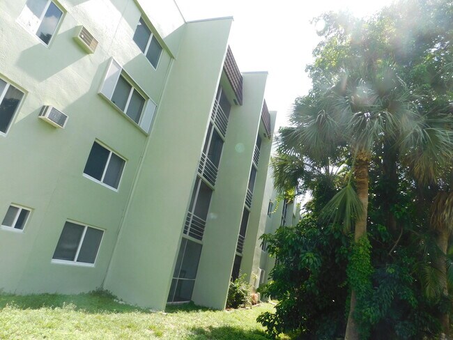 Building Photo - 1638 Embassy Dr