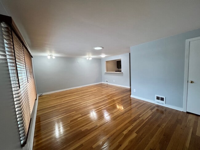 Building Photo - 1564 Greentree Rd