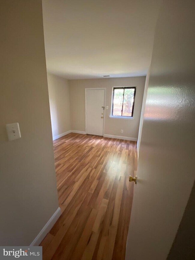 Building Photo - 1031 Oakwood Dr