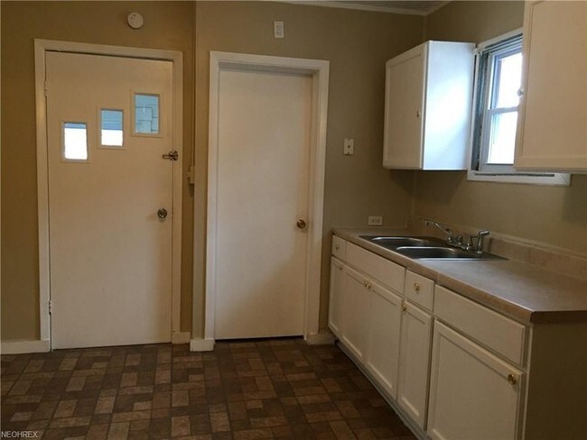 Building Photo - Classic Lakewood duplex!