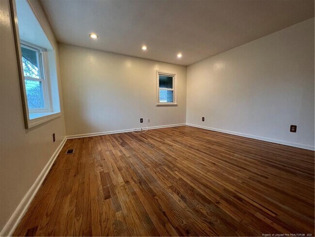 Building Photo - 900 Sunbury Dr