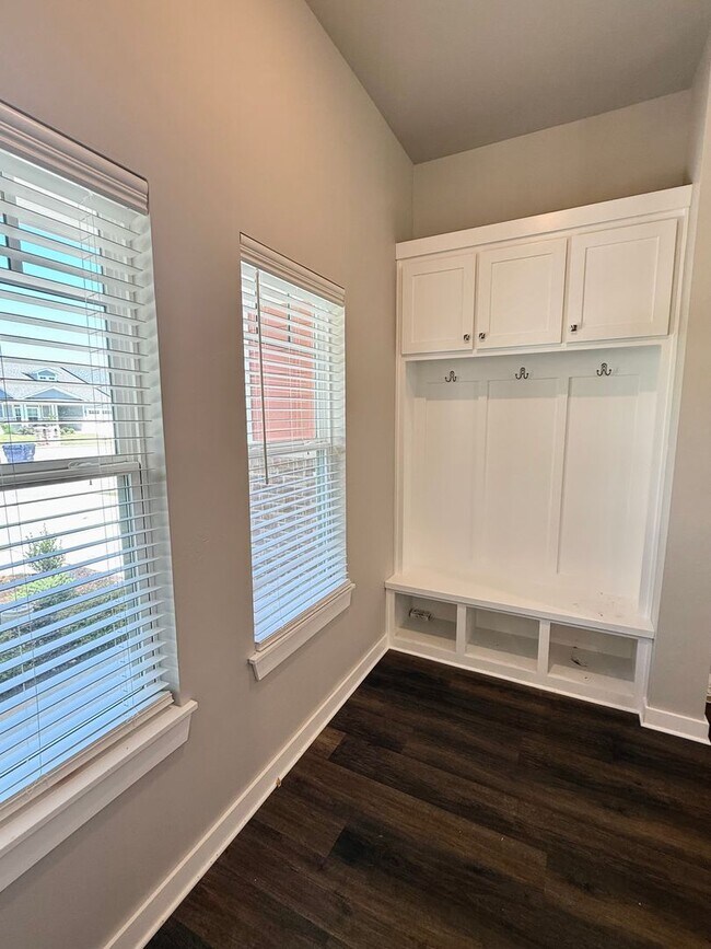Building Photo - Large 2 Bed, 2 Bath in Beautiful Well Main...