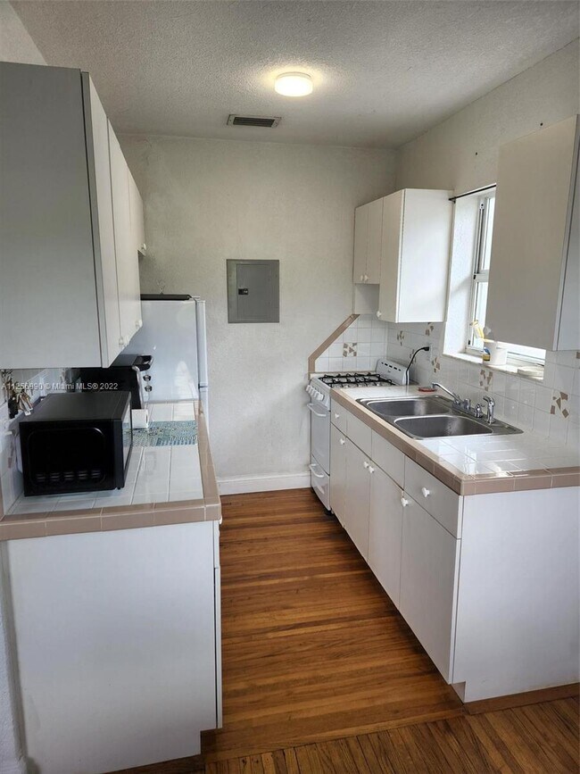 Building Photo - 210  Mendoza Ave  6 Coral Gables Fl 33134